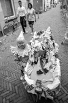 301172 Afbeelding van een versierde kinderwagen in het Lange Rozendaal te Utrecht, tijdens een buurtfeest.